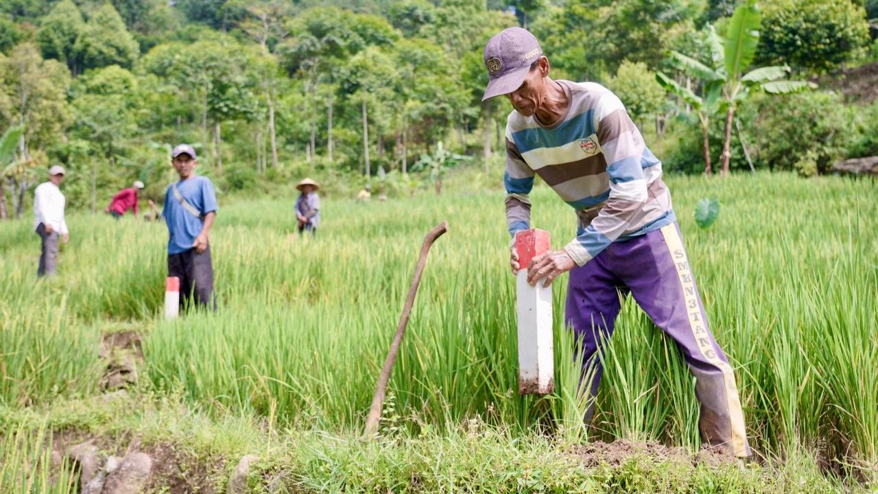 Pasang Patok, Cara Sederhana Cegah Sengketa Tanah dengan Tetangga