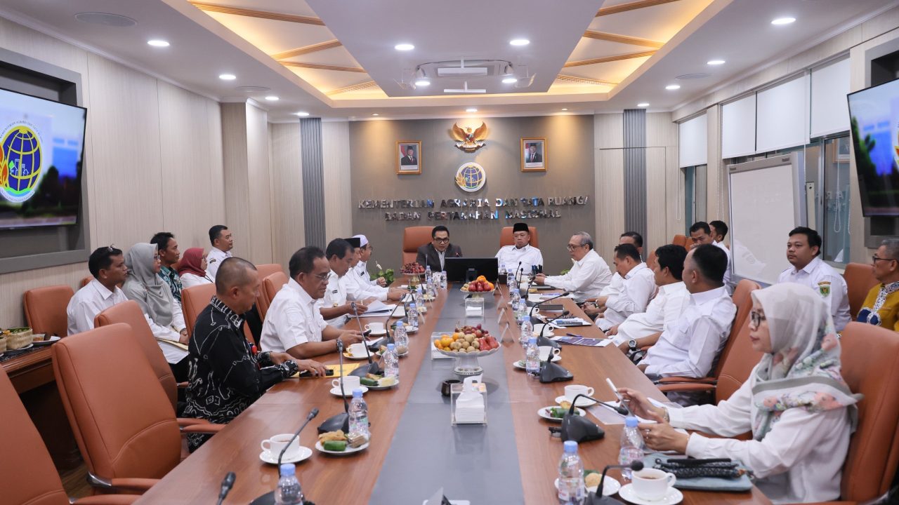 Rakor Bersama para Kepala Daerah di Kalsel, Menteri Nusron: Penentuan Lokasi LP2B Menjadi Kewenangan Daerah